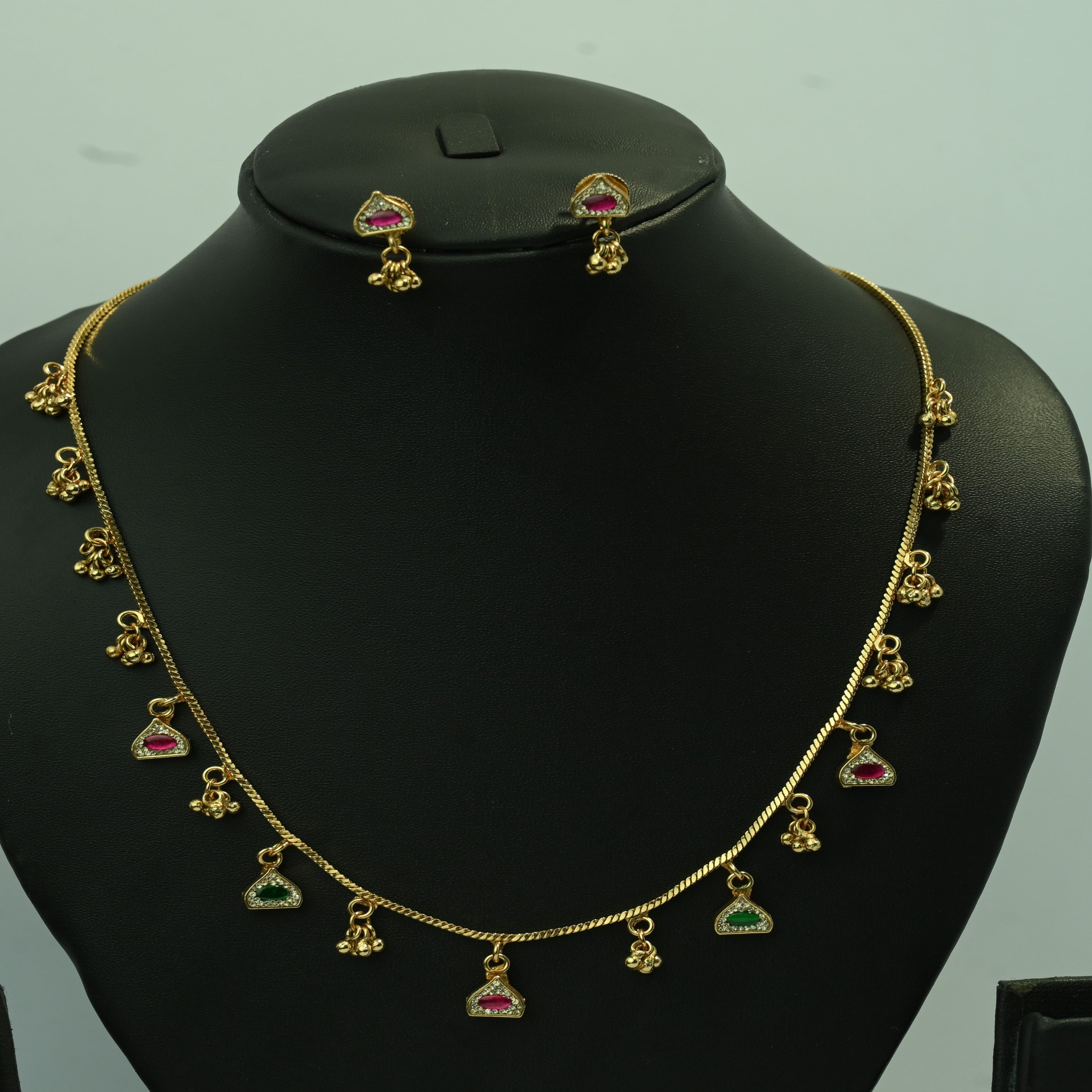 Ethinic Gold-Plated Zircon Pendant Jewelry Set with Red and Green Glass Stone Embellishments for Women - Antique Finish
