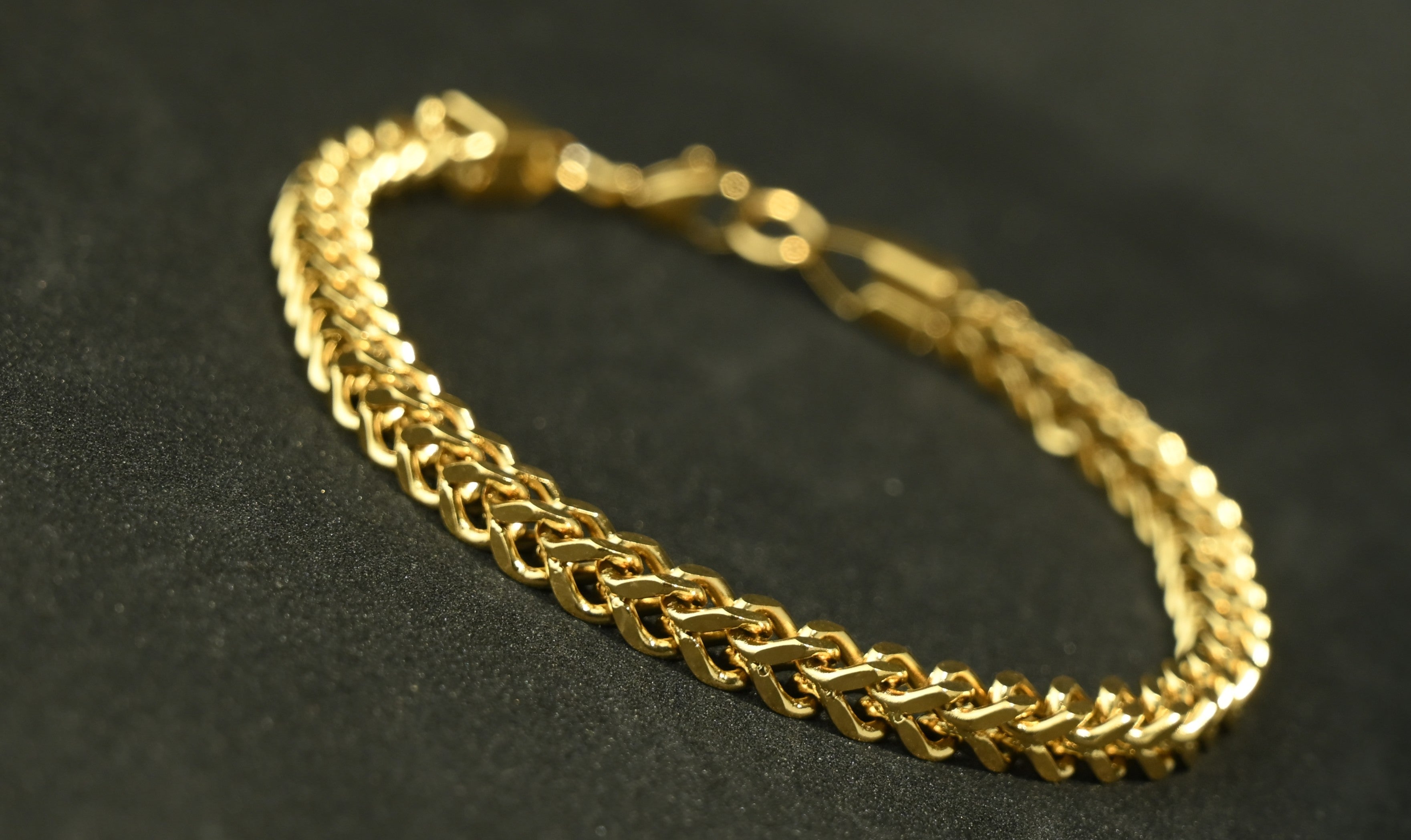 Gold Tone Luxury Heavy Link Chain Bracelet for Men- Glossy Finish (9 Inch)