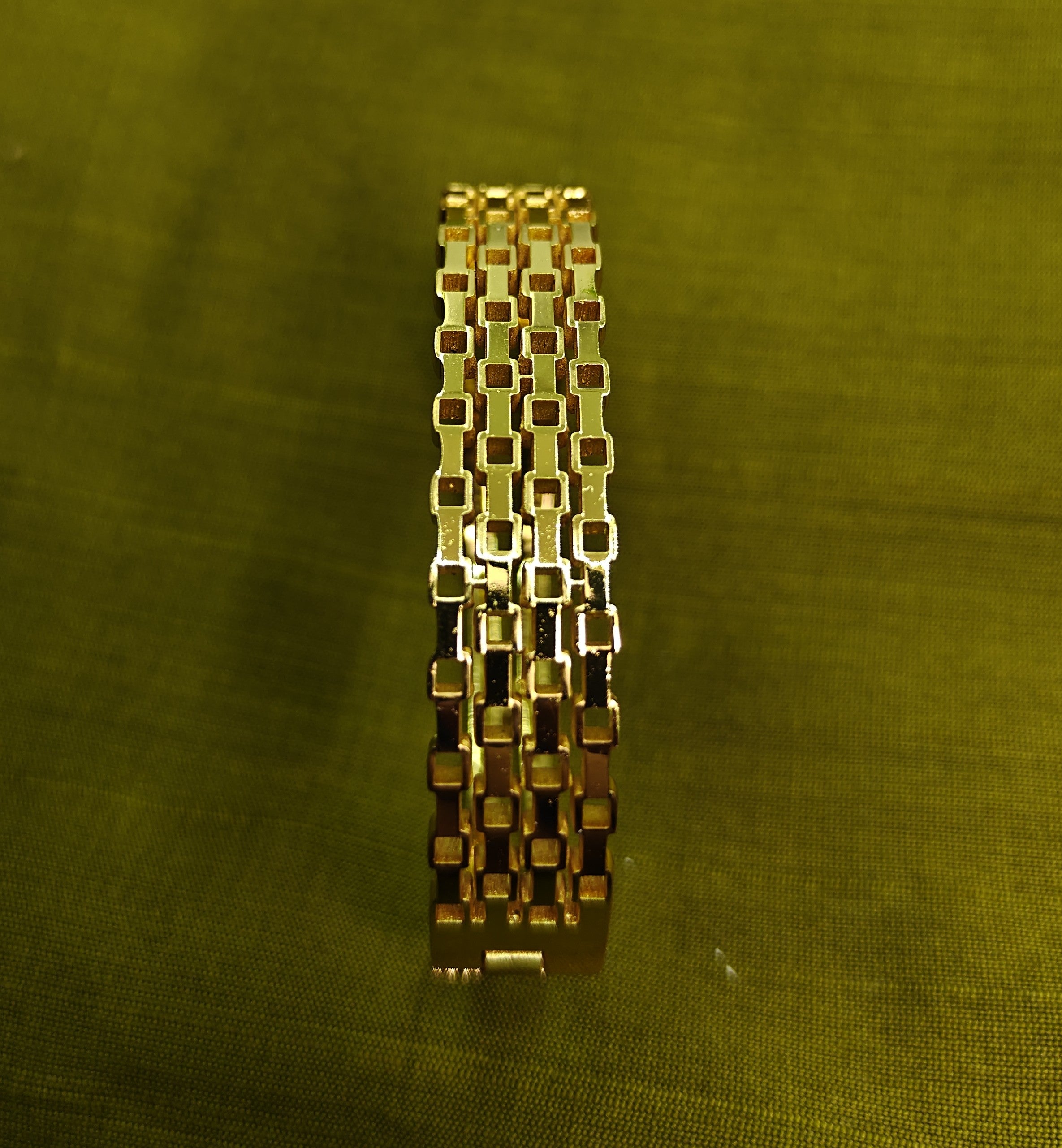 Gold-Plated Brick Pattern Cuff Bracelet for Women - Glossy Finish / Openable Medium