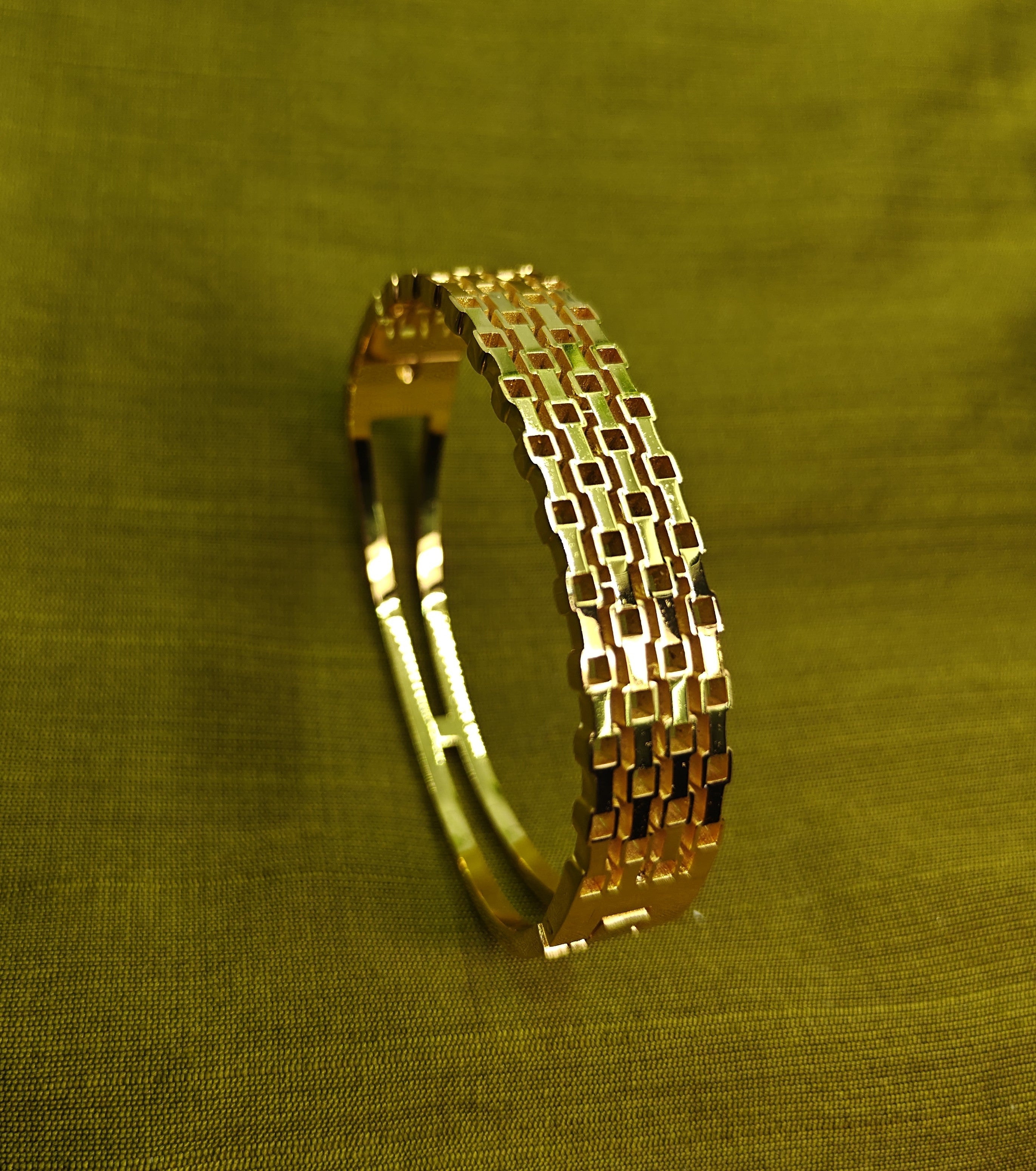 Gold-Plated Brick Pattern Cuff Bracelet for Women - Glossy Finish / Openable Medium