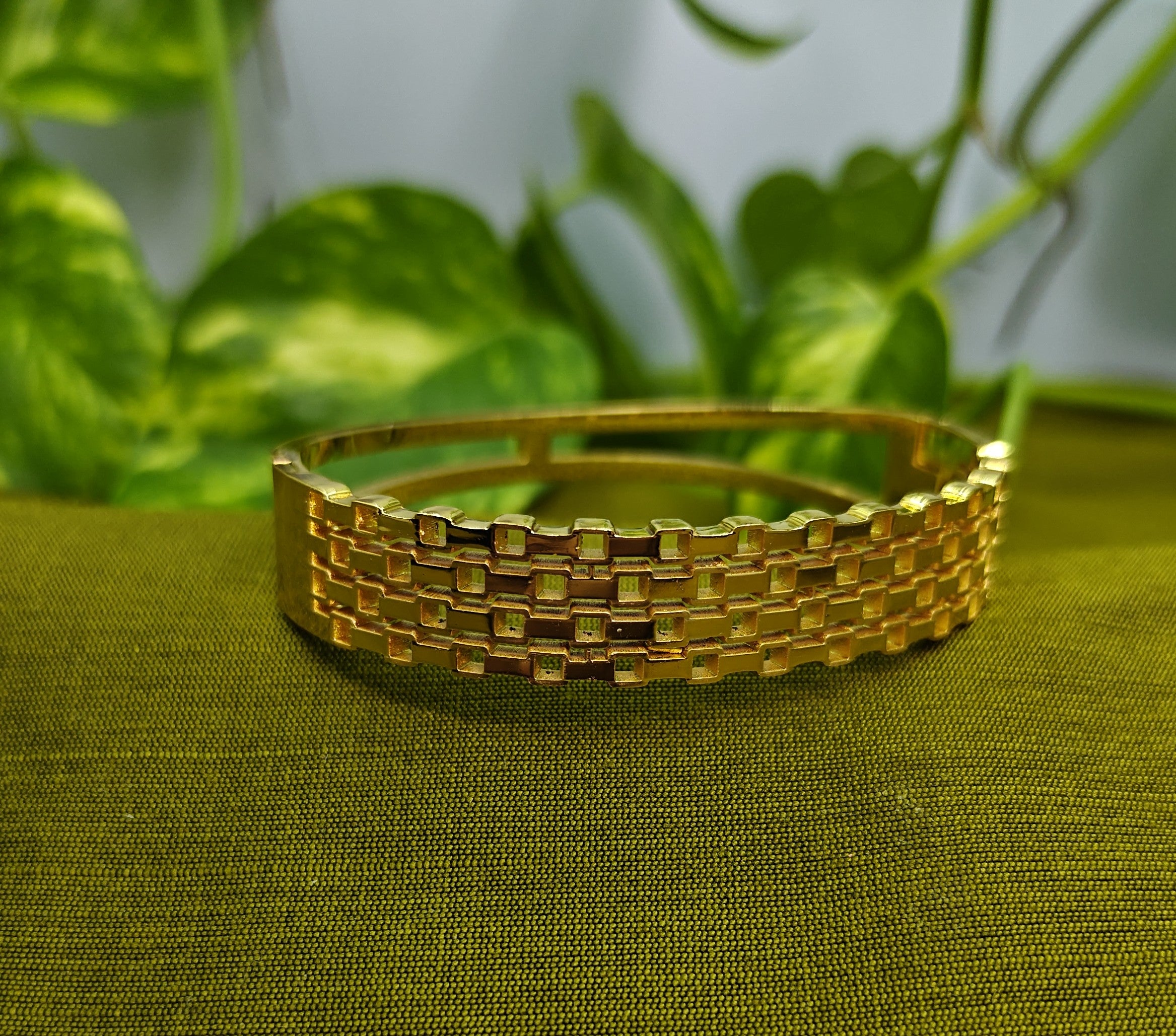 Gold-Plated Brick Pattern Cuff Bracelet for Women - Glossy Finish / Openable Medium