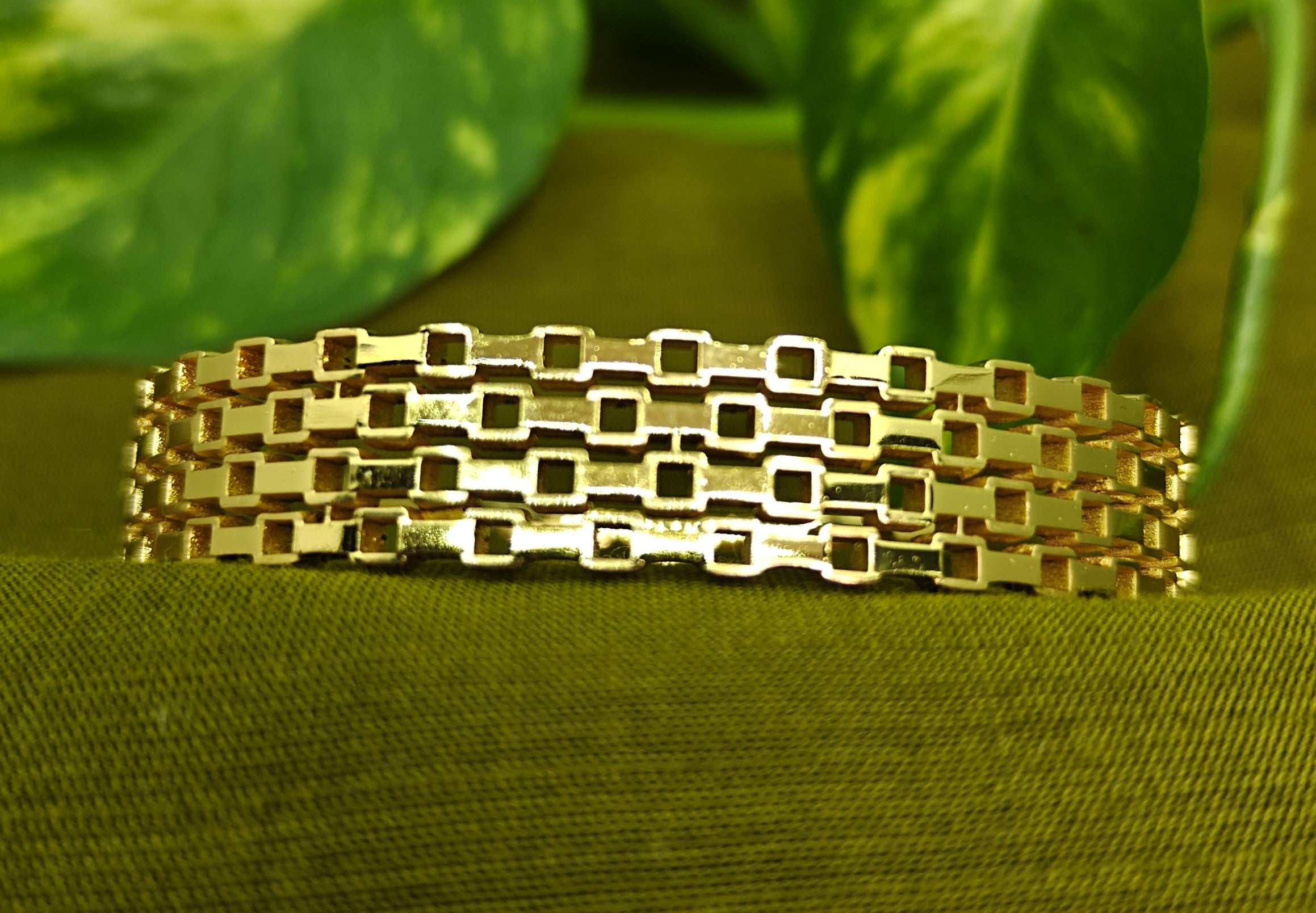 Gold-Plated Brick Pattern Cuff Bracelet for Women - Glossy Finish / Openable Medium