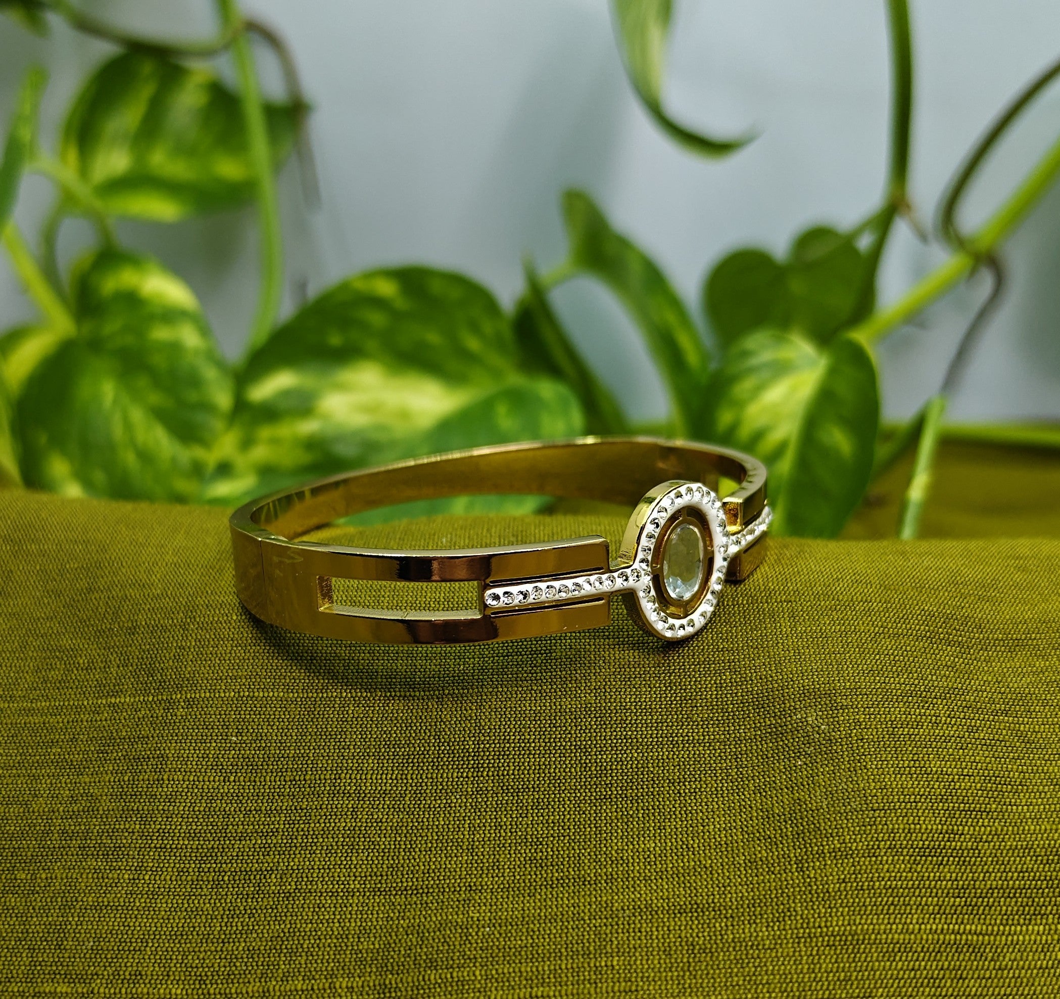 Gold-Plated Single Kundan Solitaire Halo Bracelet for Women - Glossy Finish / Openable Medium