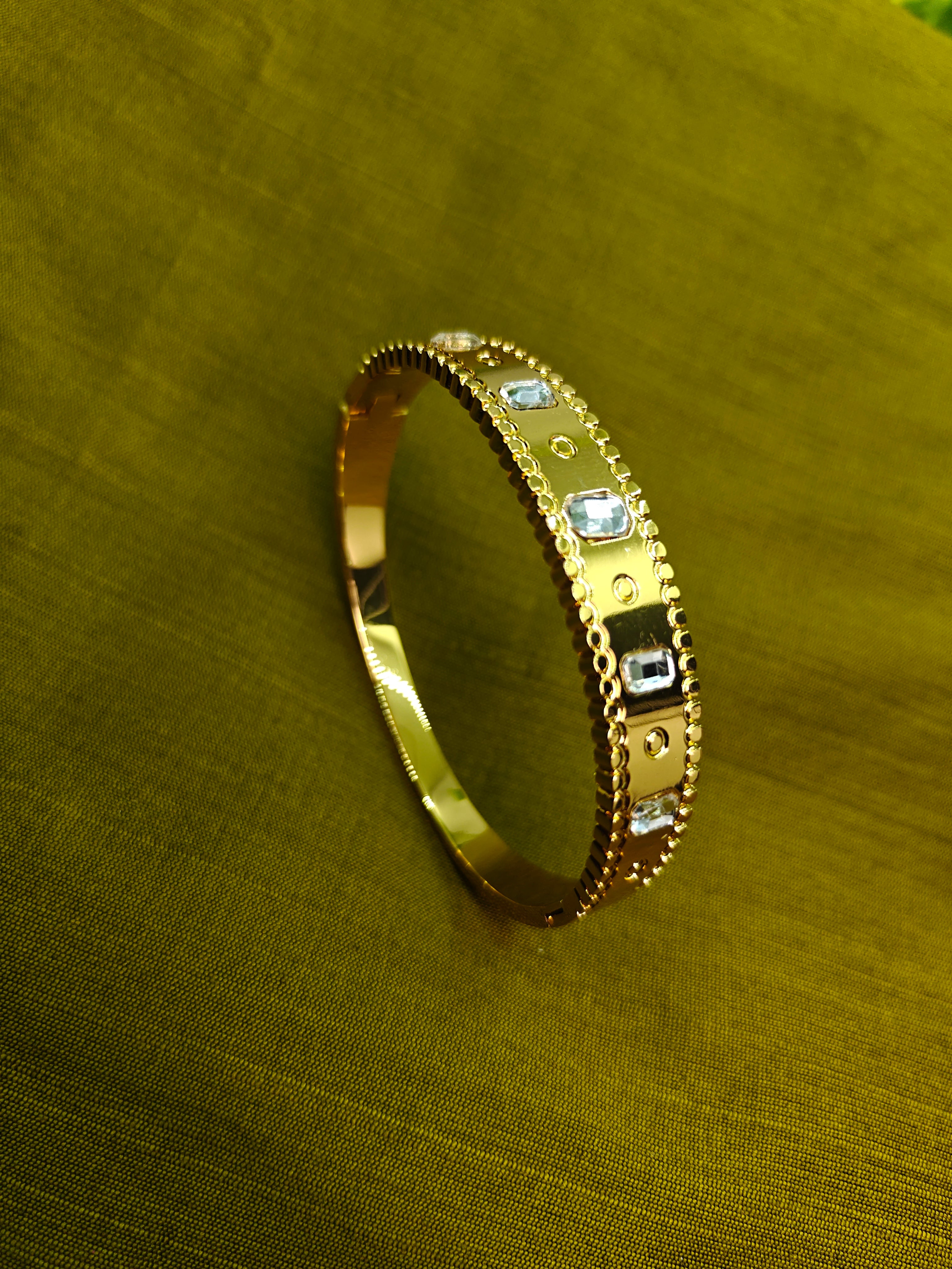 Gold-Plated Ribbed Edge Large Stone Cuff Bracelet for Women - Glossy Finish / Openable Medium