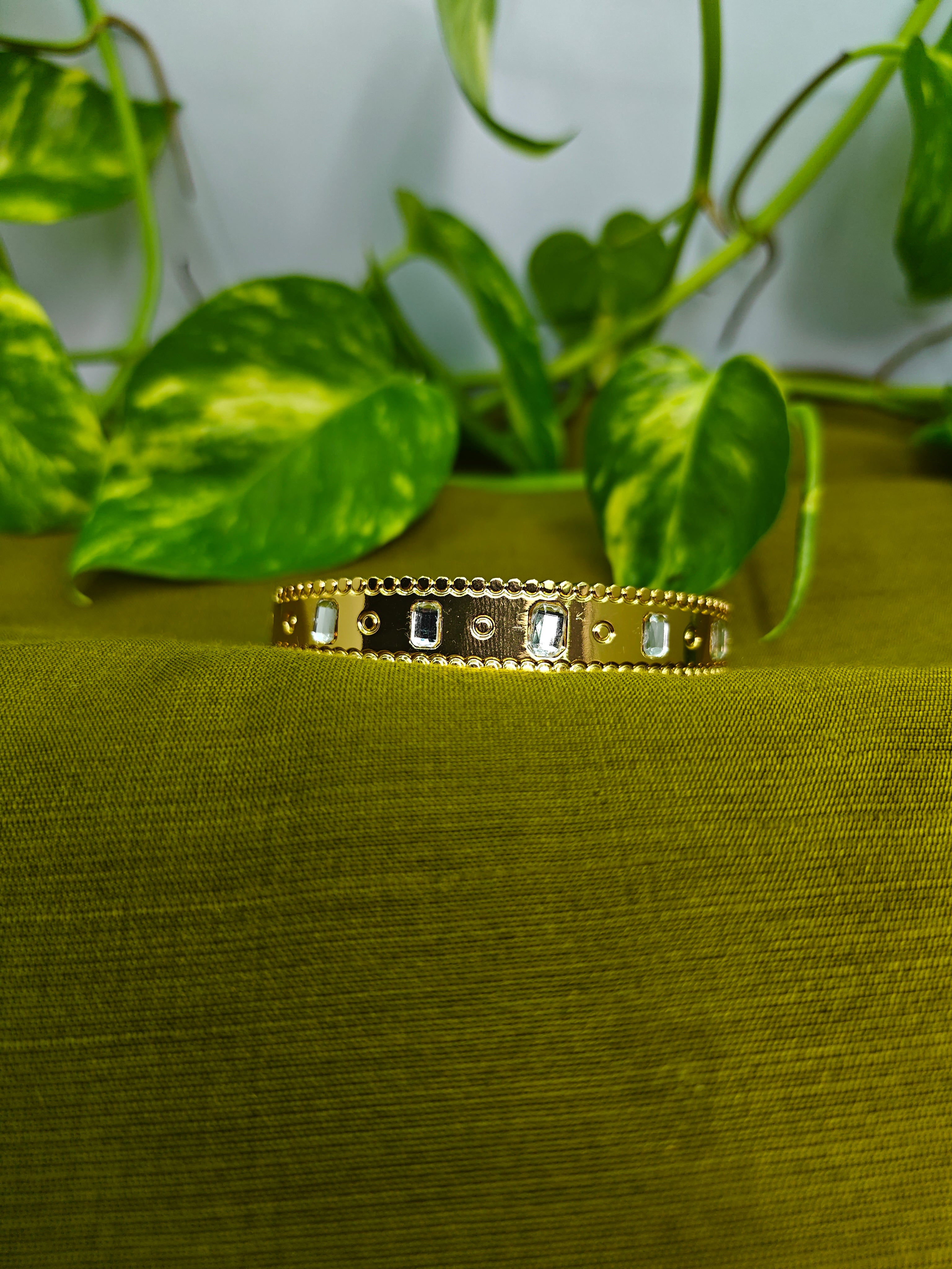 Gold-Plated Ribbed Edge Large Stone Cuff Bracelet for Women - Glossy Finish / Openable Medium
