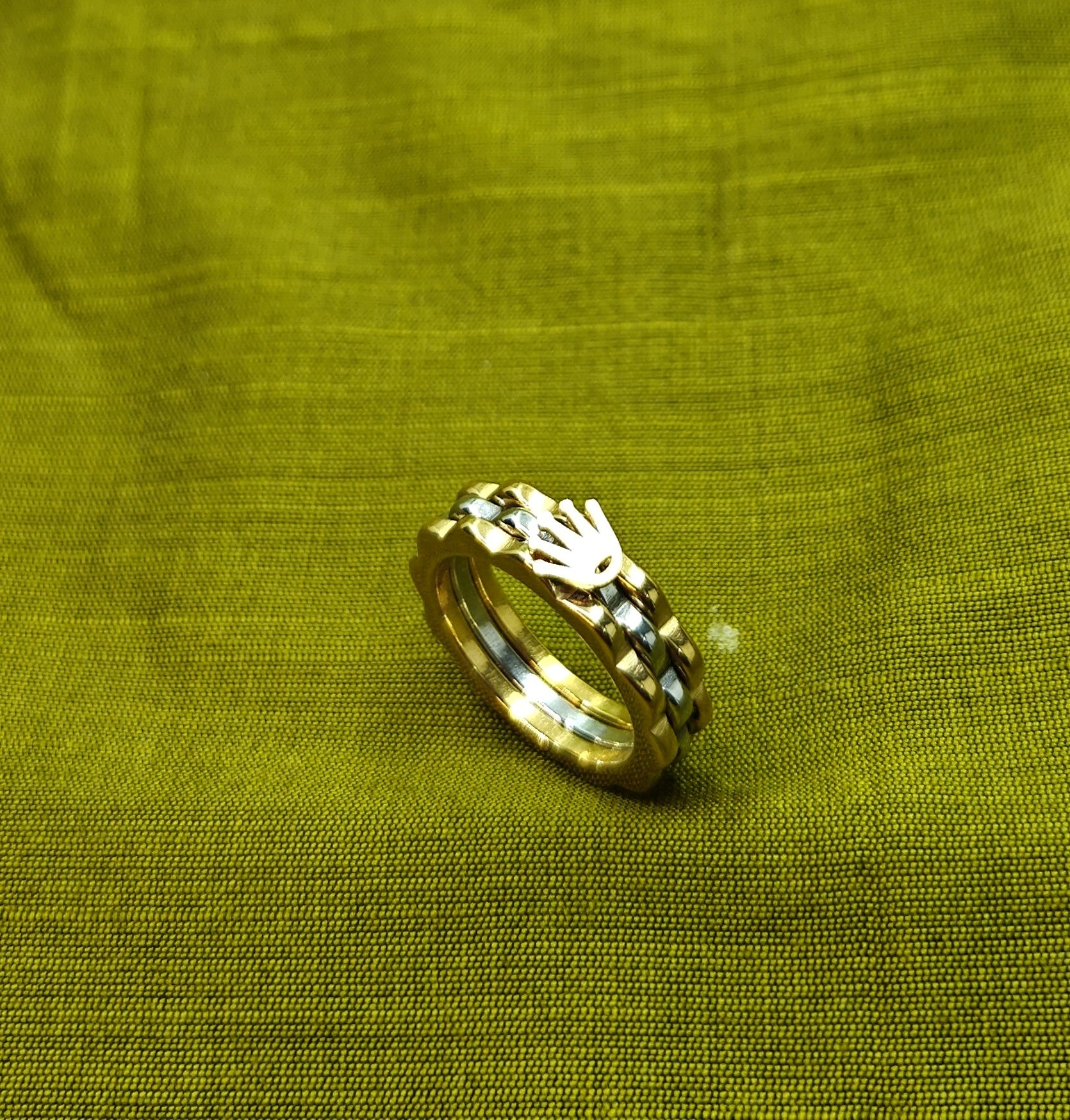 Gold-Plated Crown Charm Two-Tone Link Ring - Glossy Finish - Unisex - 18 Size