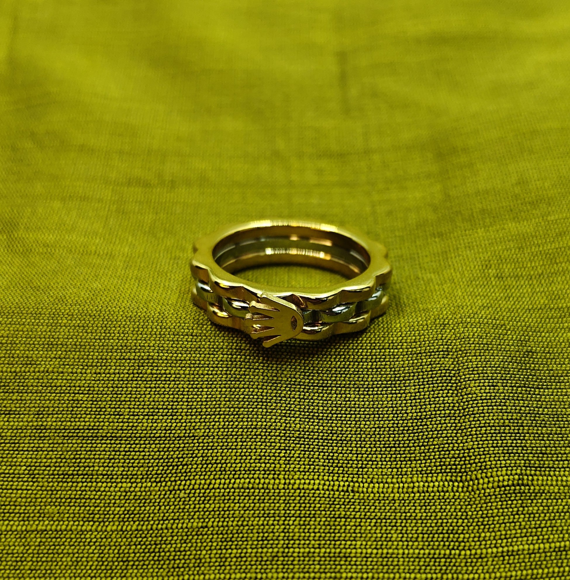 Gold-Plated Crown Charm Two-Tone Link Ring - Glossy Finish - Unisex - 18 Size