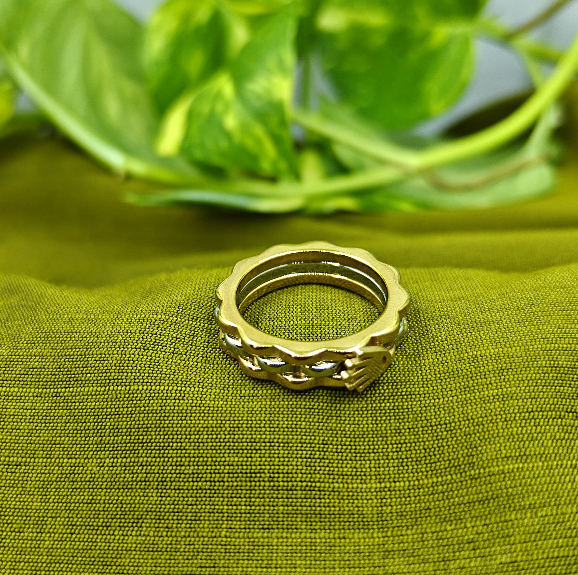 Gold-Plated Crown Charm Two-Tone Link Ring - Glossy Finish - Unisex - 18 Size