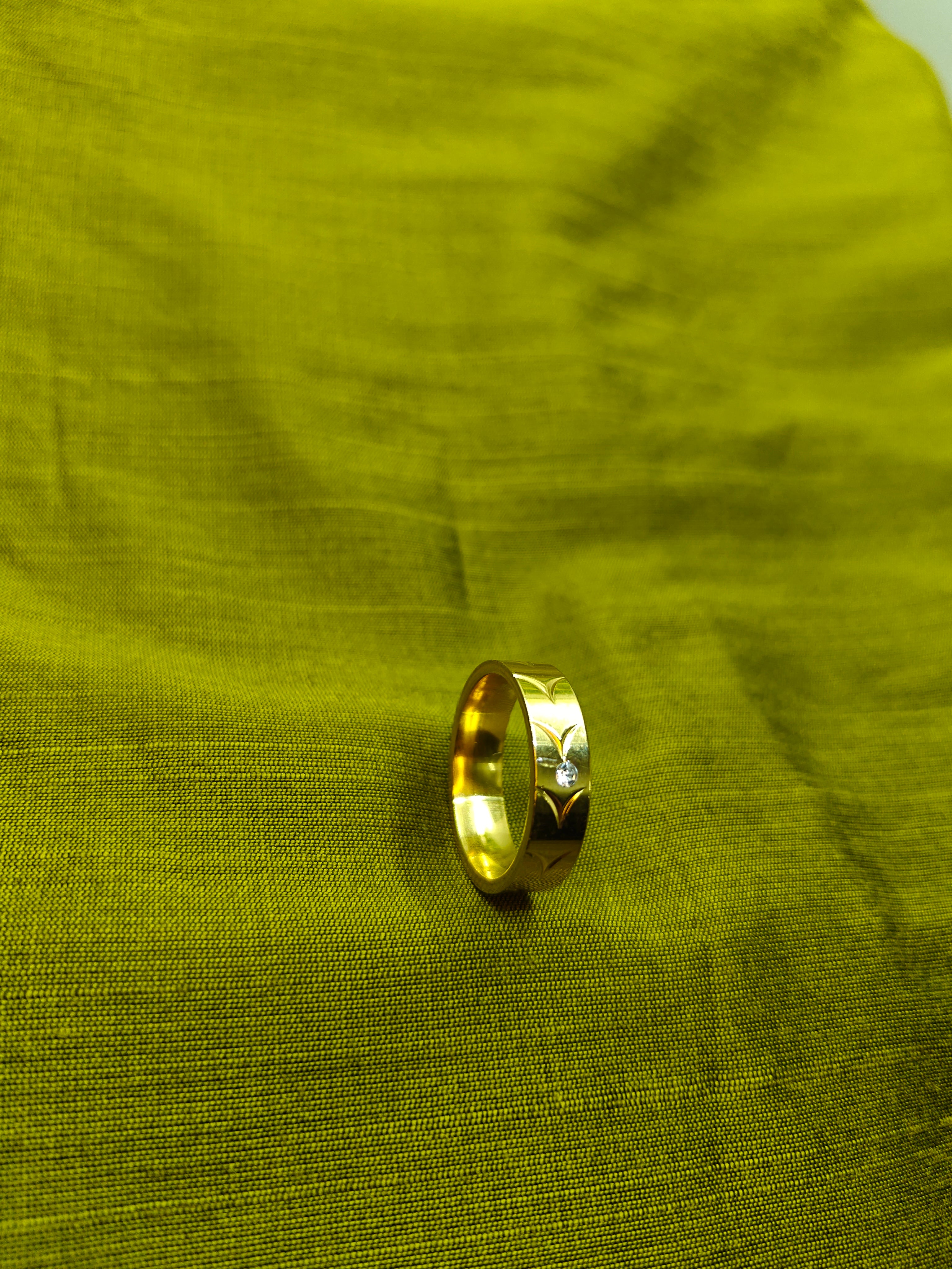 Gold-Plated Leaf Motif Gold Ring with CZ Stone - Glossy Finish - Unisex - 19 Size