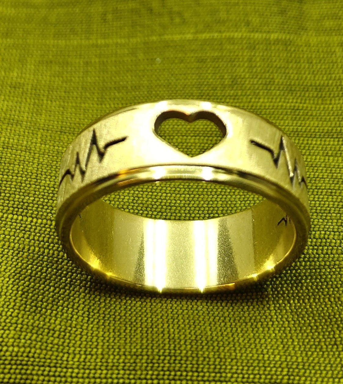 Gold-Plated Heartbeat Heart Cutout Gold Ring - Glossy Finish - Unisex - 19 Size