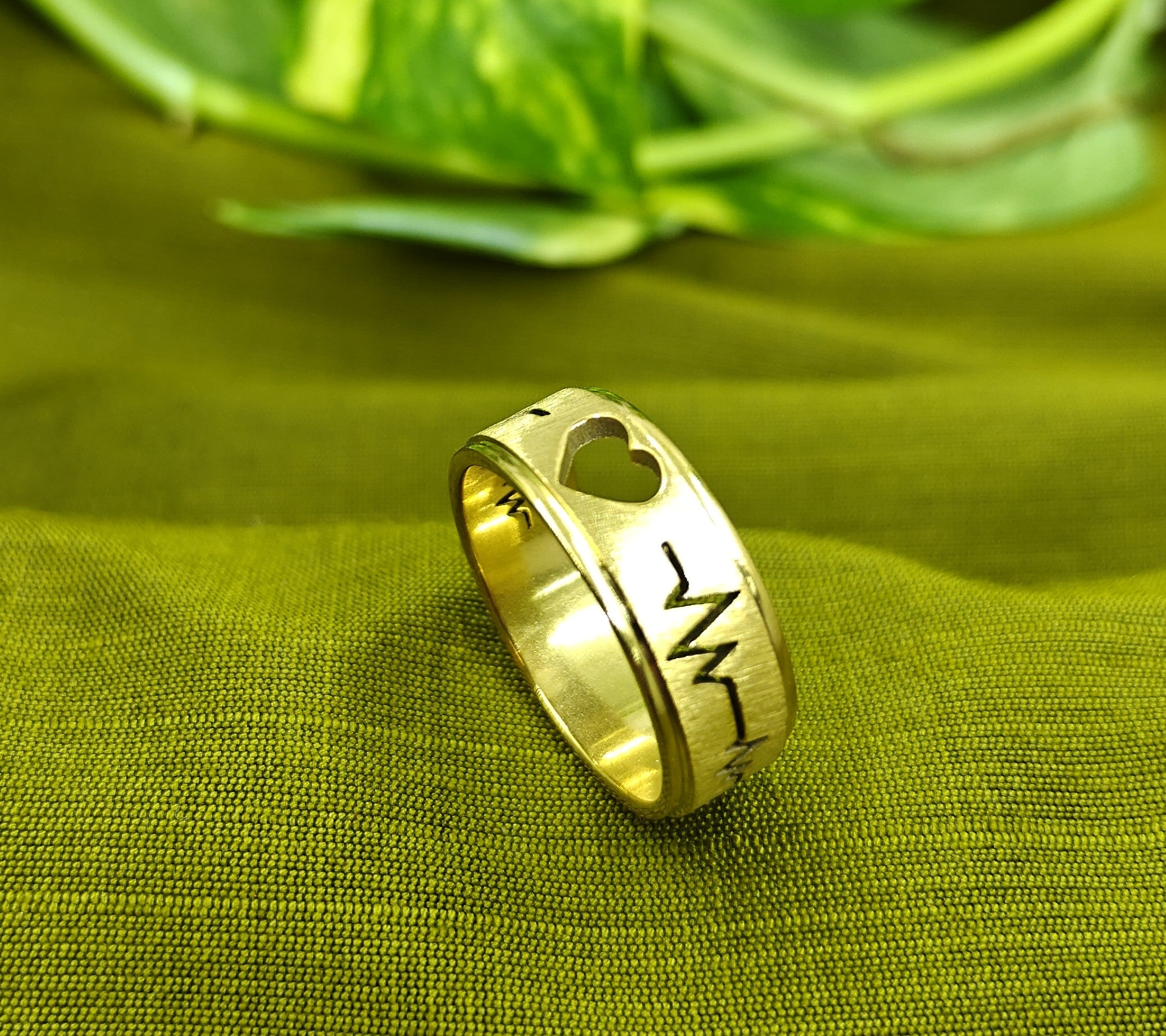 Gold-Plated Heartbeat Heart Cutout Gold Ring - Glossy Finish - Unisex - 19 Size