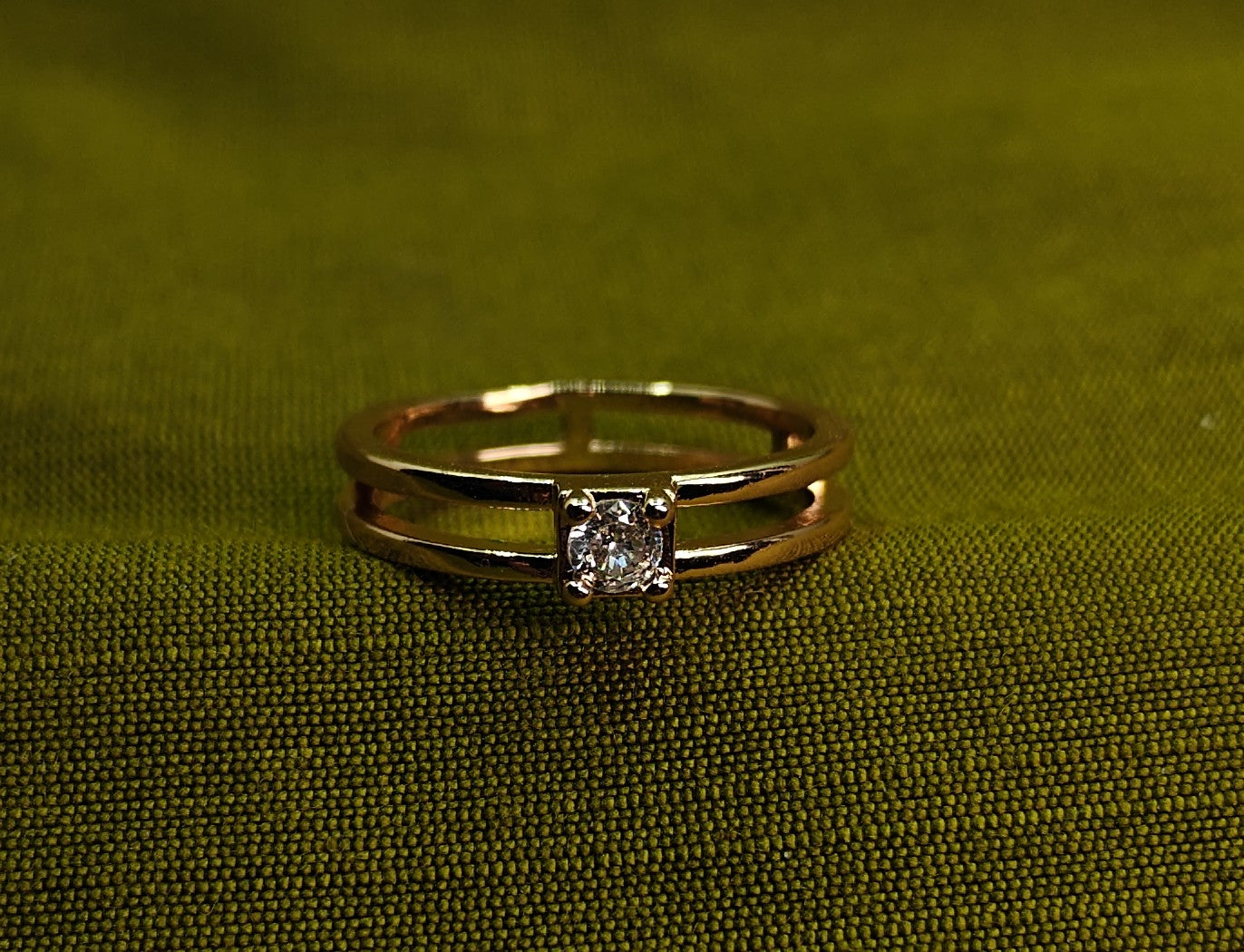 Gold-Tone Premium Double-Band Solitaire Ring - Unisex - Glossy Finish (Size 12)