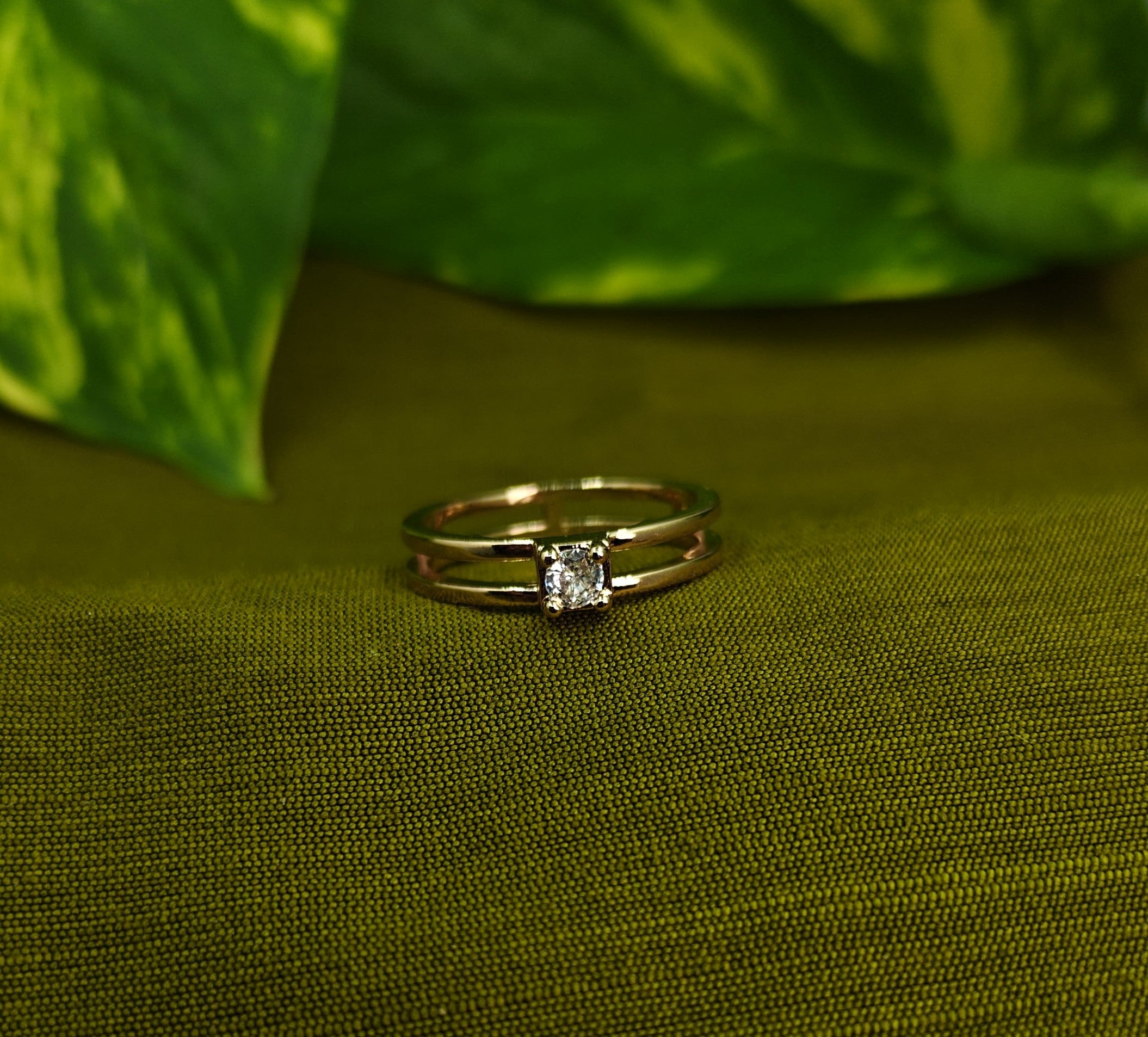 Gold-Tone Premium Double-Band Solitaire Ring - Unisex - Glossy Finish (Size 14)