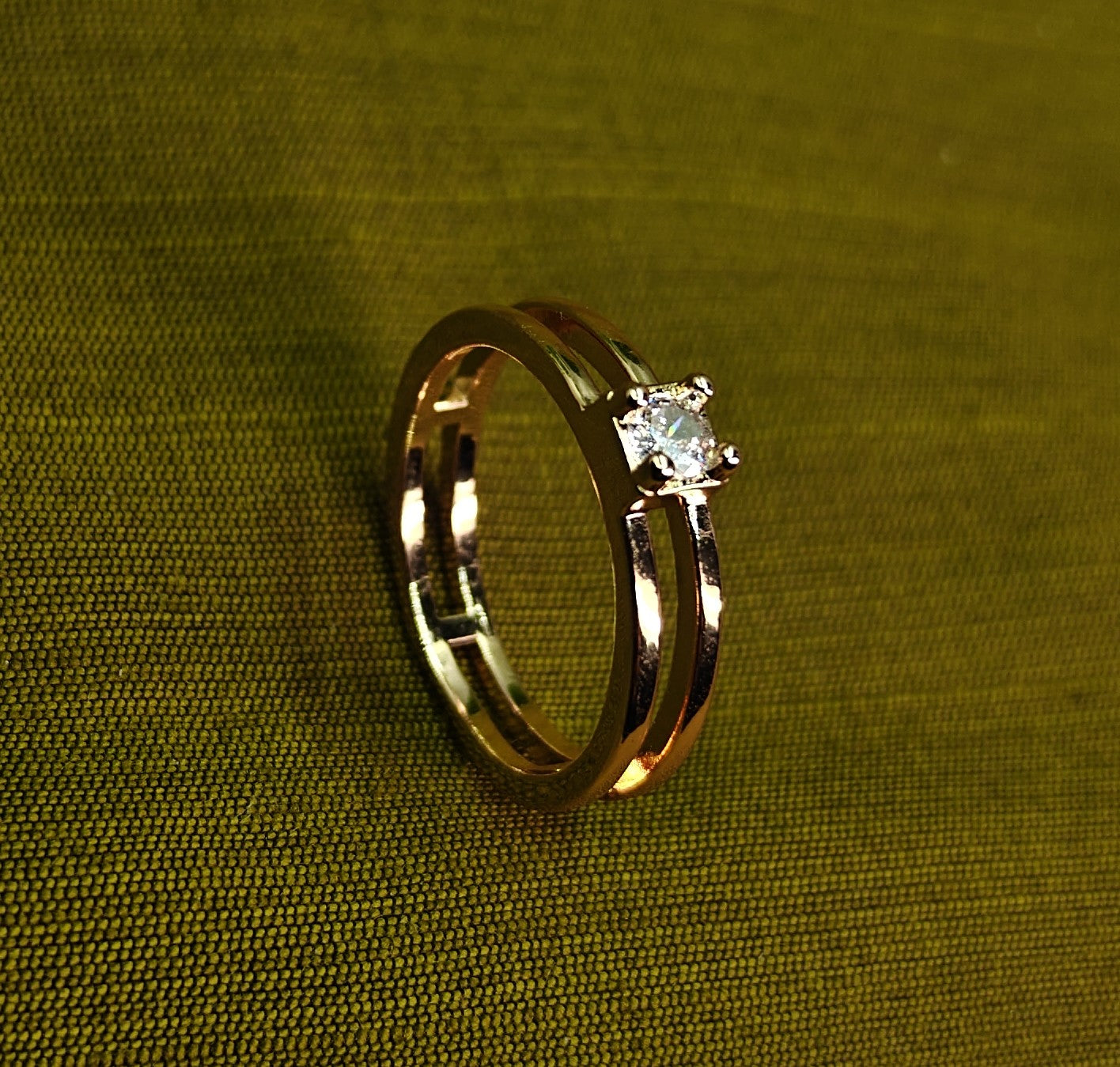 Gold-Tone Premium Double-Band Solitaire Ring - Unisex - Glossy Finish (Size 14)