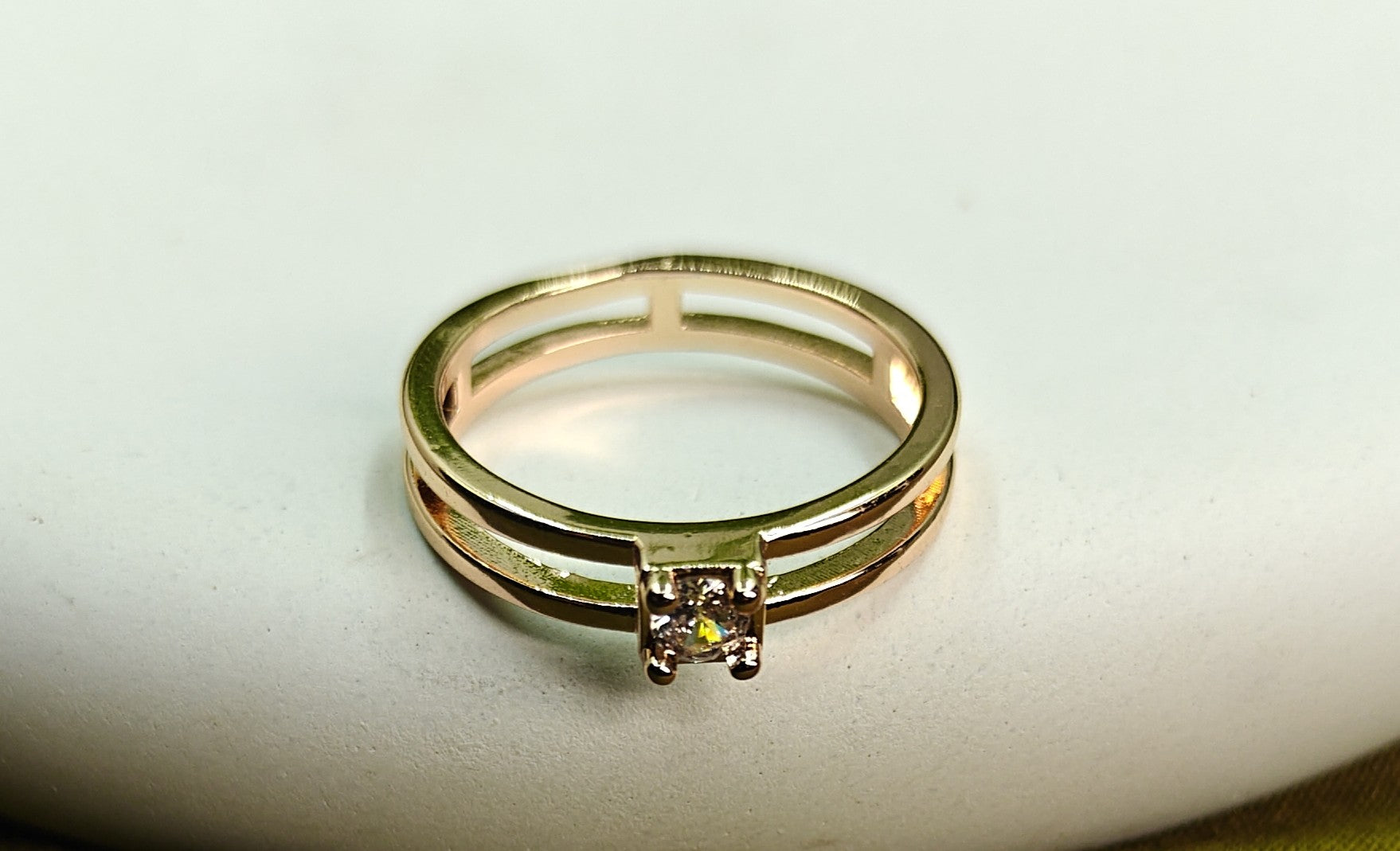 Gold-Tone Premium Double-Band Solitaire Ring - Unisex - Glossy Finish (Size 14)