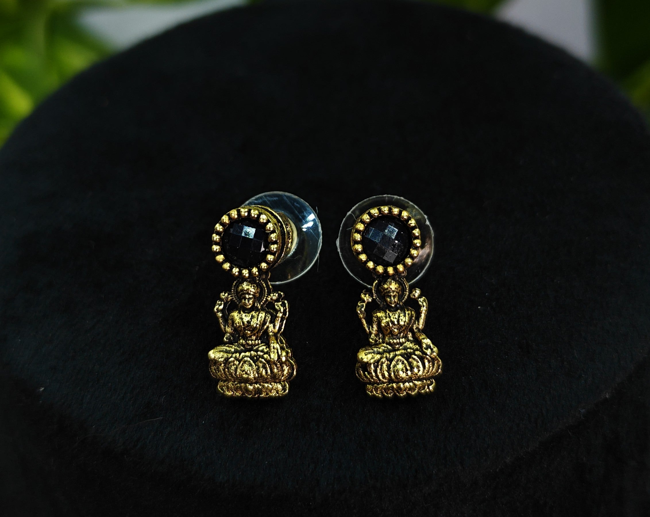 Antique Gold Black Kemp Lakshi Necklace Set for Women - Matte Finish