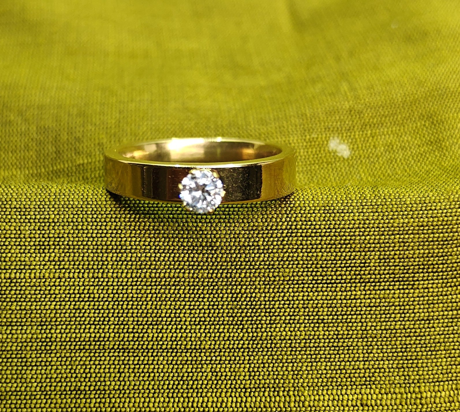 Gold-Tone Premuim Flat Solitaire Ring for Men -Glossy finish Size 20