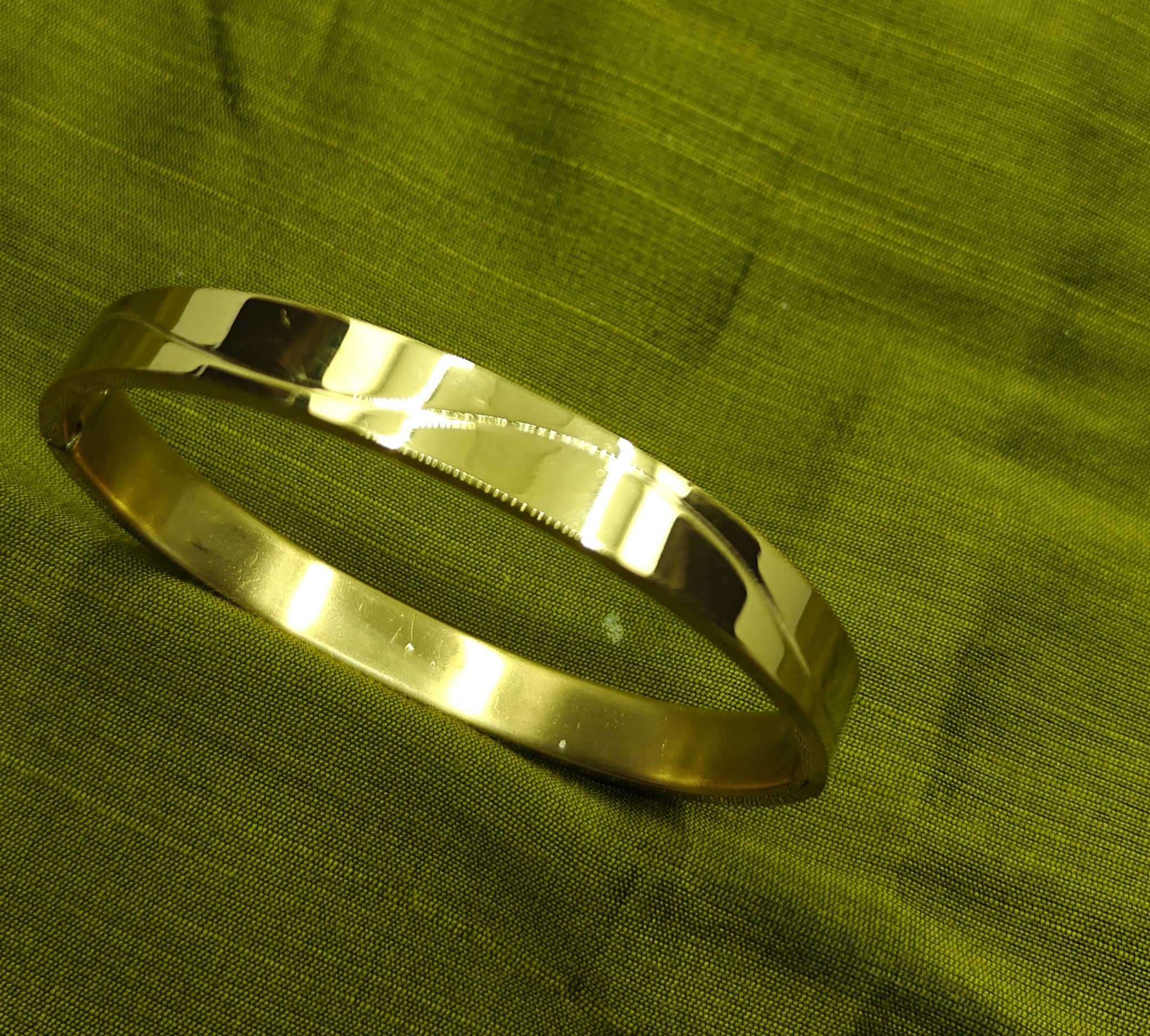 Gold-Tone Wave Pattern Hinged Bangle for Men- Glossy Finish