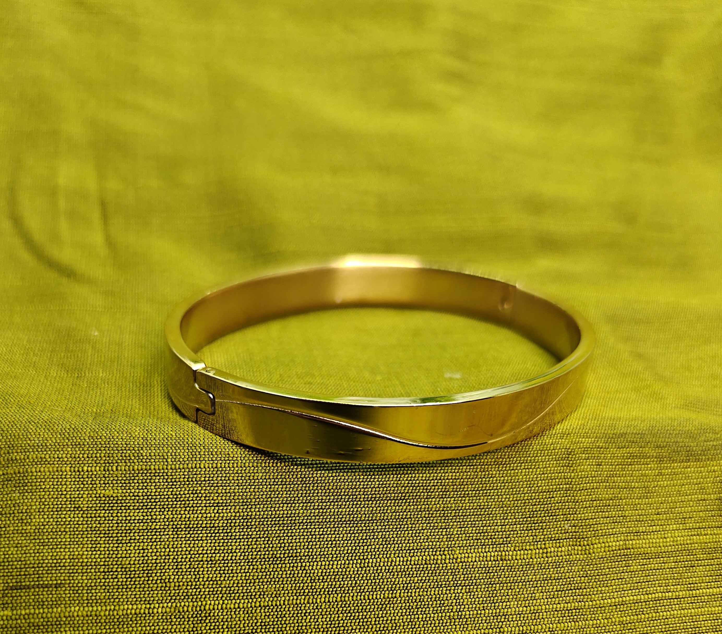 Gold-Tone Wave Pattern Hinged Bangle for Men- Glossy Finish